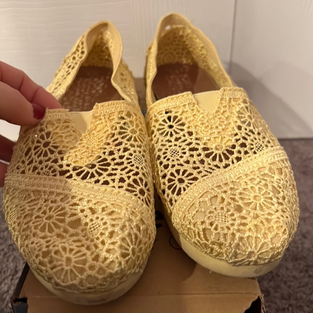 Classic lemon yellow crochet Toms